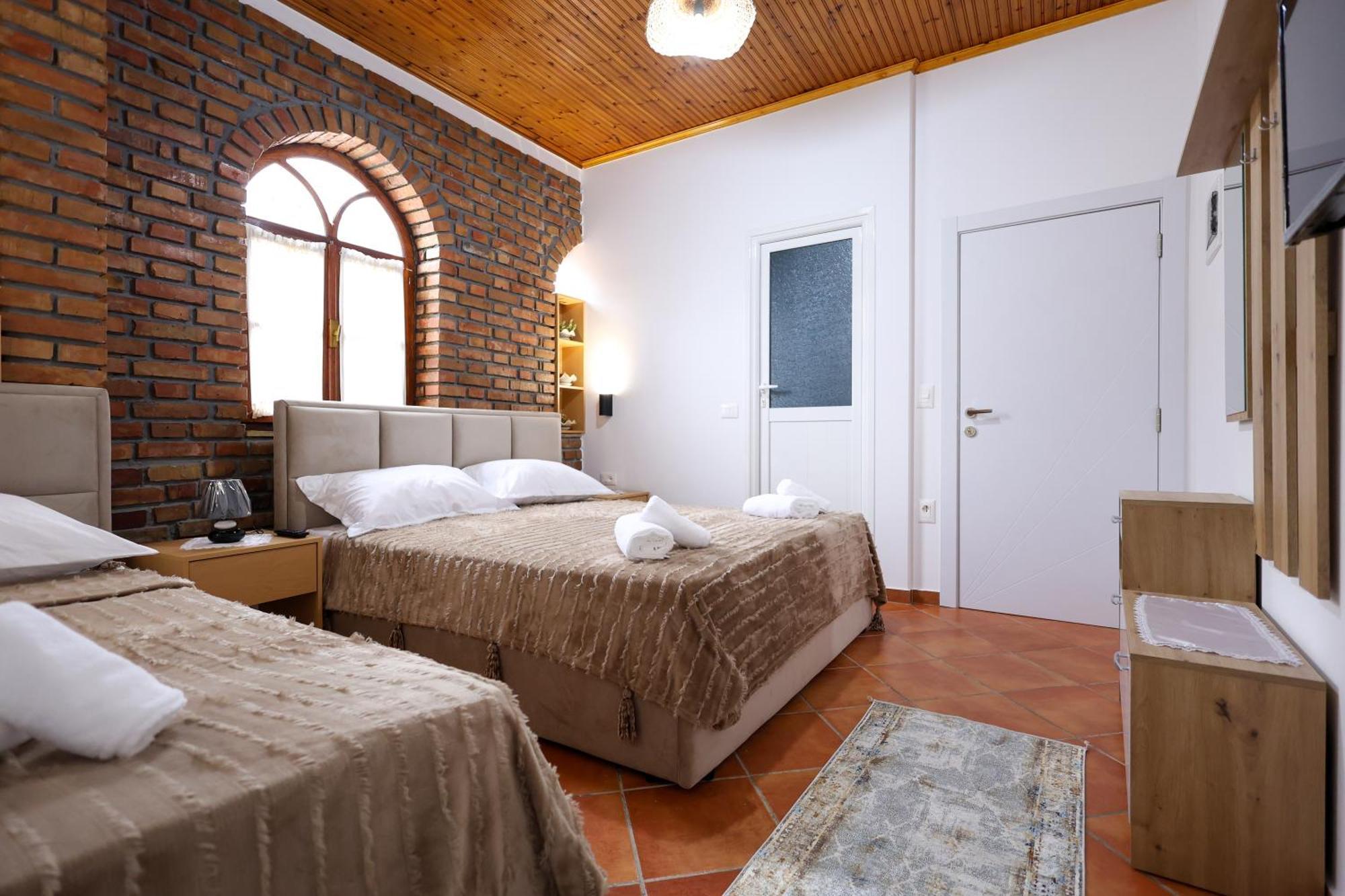 Hotel Boutique Buzi Berat Exterior foto