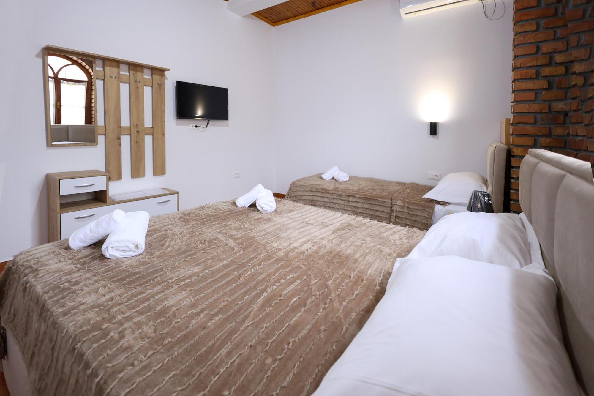 Hotel Boutique Buzi Berat Exterior foto