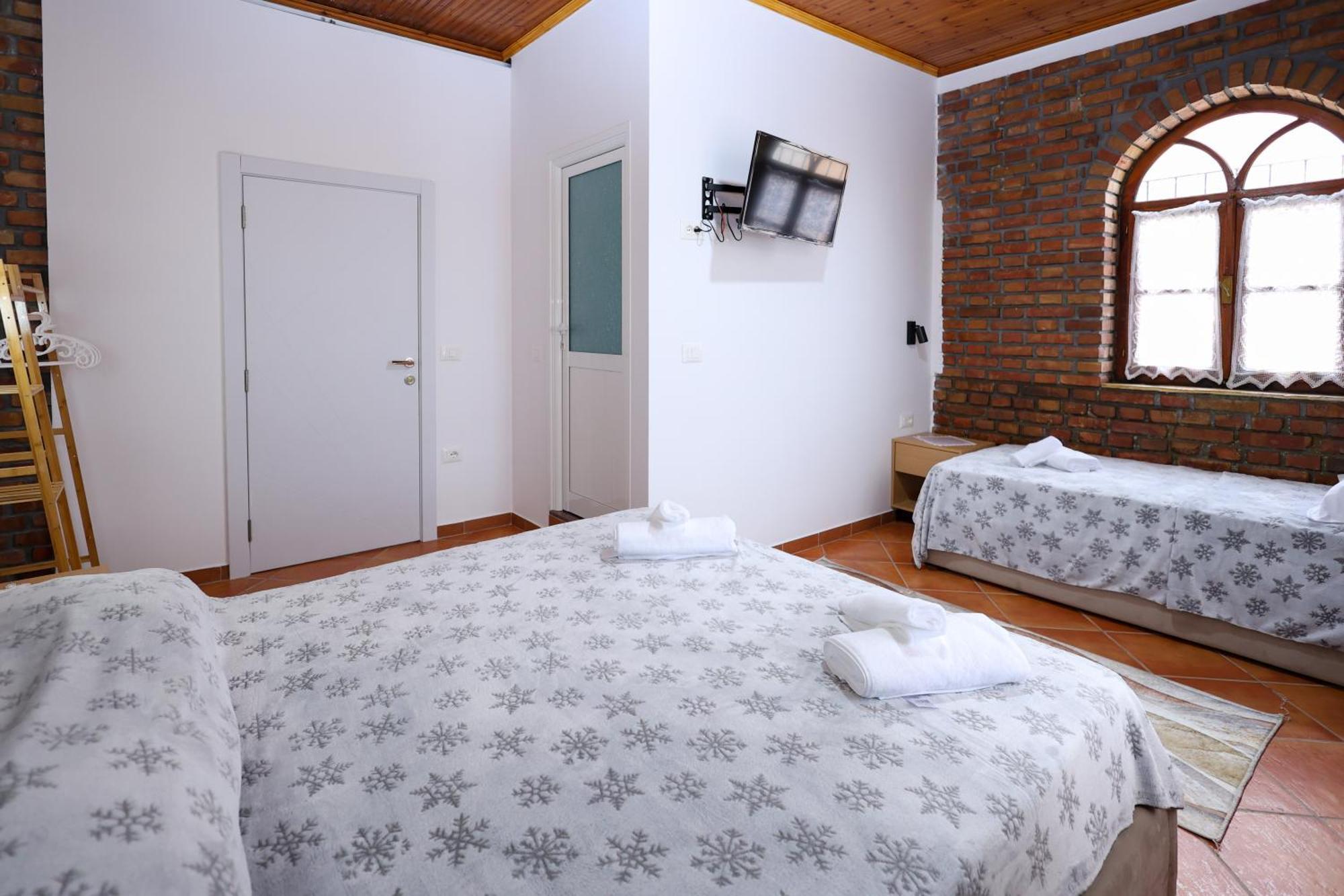 Hotel Boutique Buzi Berat Exterior foto