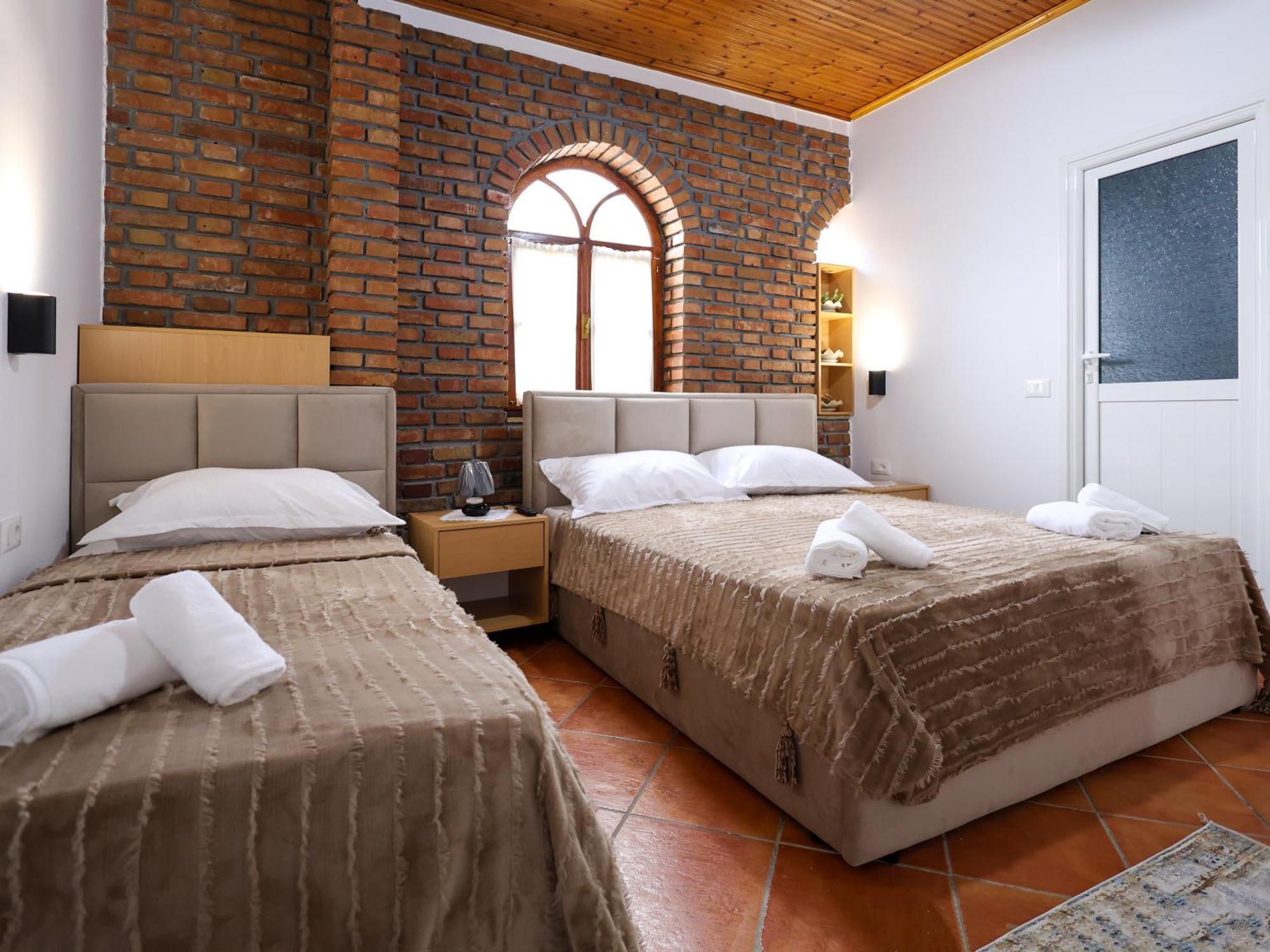 Hotel Boutique Buzi Berat Exterior foto